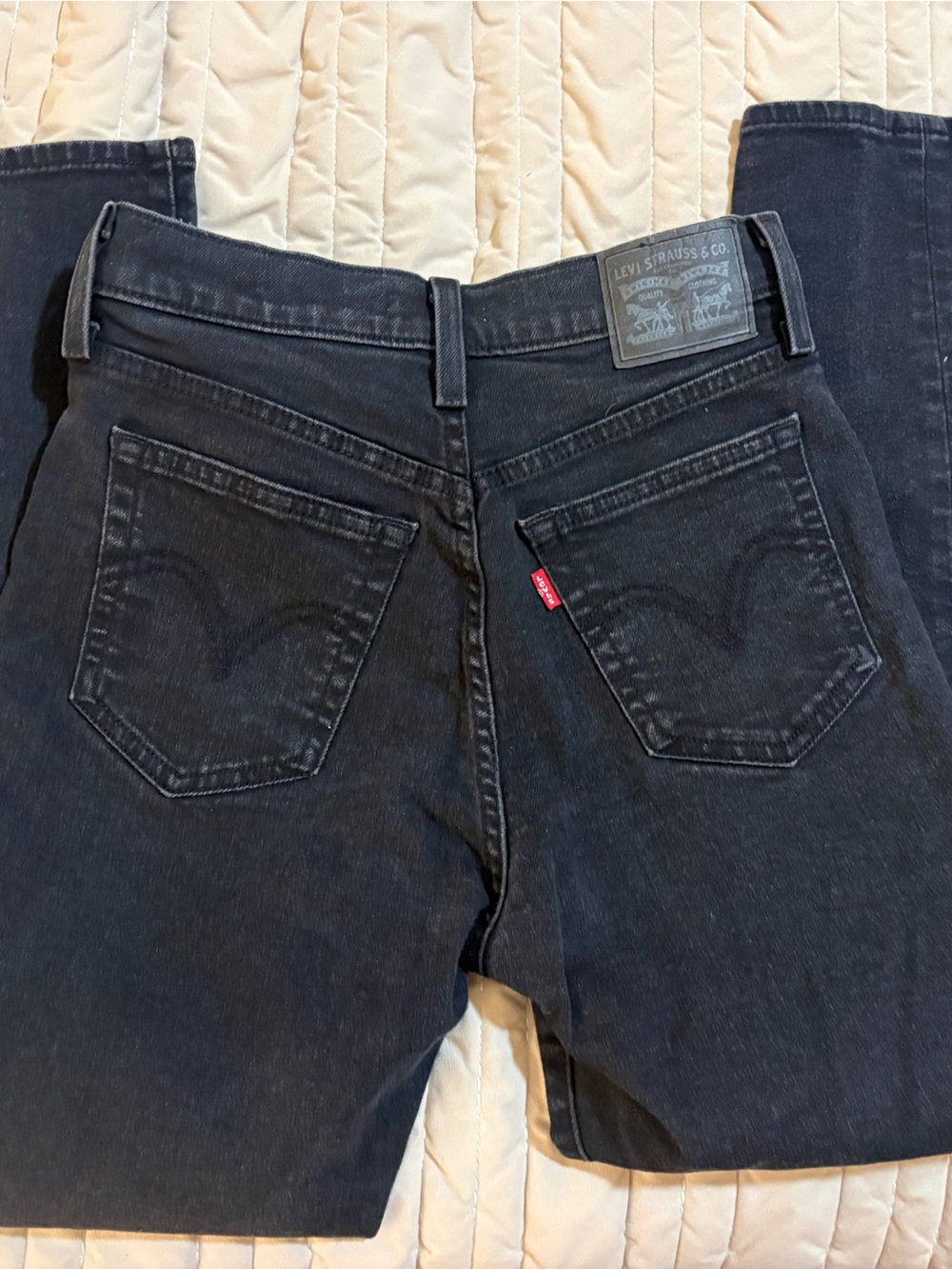 Levi's Women's wedgie straight  Black Cropped Ankle Jeans